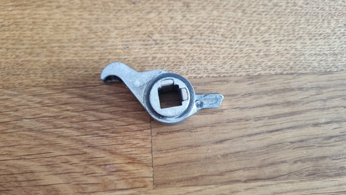 Panowie, potrzebny dzyndzel na gwałt xD Da się to gdzieś kupic? Cześć zamka do drzwi szklanych https://t<a href="/tag/aferki"class="tags"><span>#aferki</span></a>