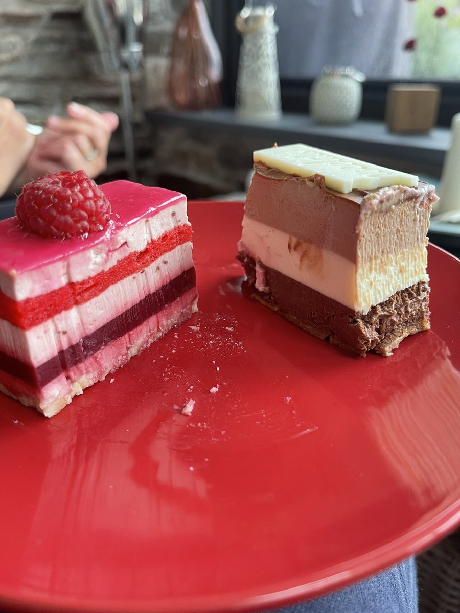 Food_A4thought's tweet photo. Absolutely pi**ing down again in Brittany π©π₯½βοΈβοΈ
Nothing else for it β¦β¦ βLet Them Eat Cakeβ π° π
#CrappyWeather #Raining #RainingAgain #cake #CakeTime #Patisserie #TripleChocolate #TroisChocolats #Raspberry #Framboise #ChocolateMousse #RaspberryMousse #Brittany https://t.co/5pbzlG8qB8