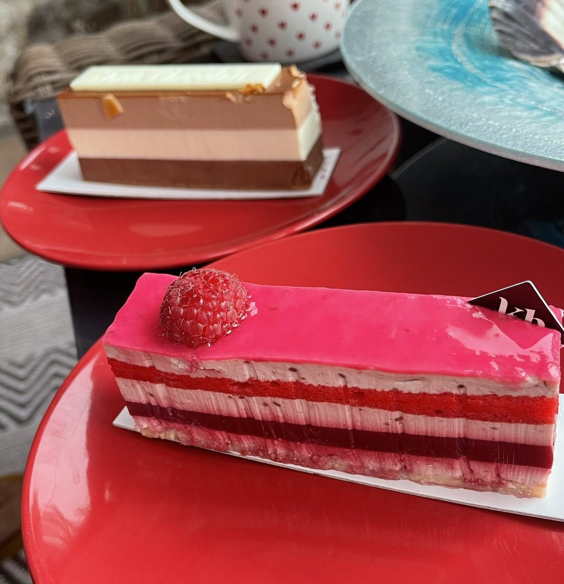 Food_A4thought's tweet photo. Absolutely pi**ing down again in Brittany π©π₯½βοΈβοΈ
Nothing else for it β¦β¦ βLet Them Eat Cakeβ π° π
#CrappyWeather #Raining #RainingAgain #cake #CakeTime #Patisserie #TripleChocolate #TroisChocolats #Raspberry #Framboise #ChocolateMousse #RaspberryMousse #Brittany https://t.co/5pbzlG8qB8