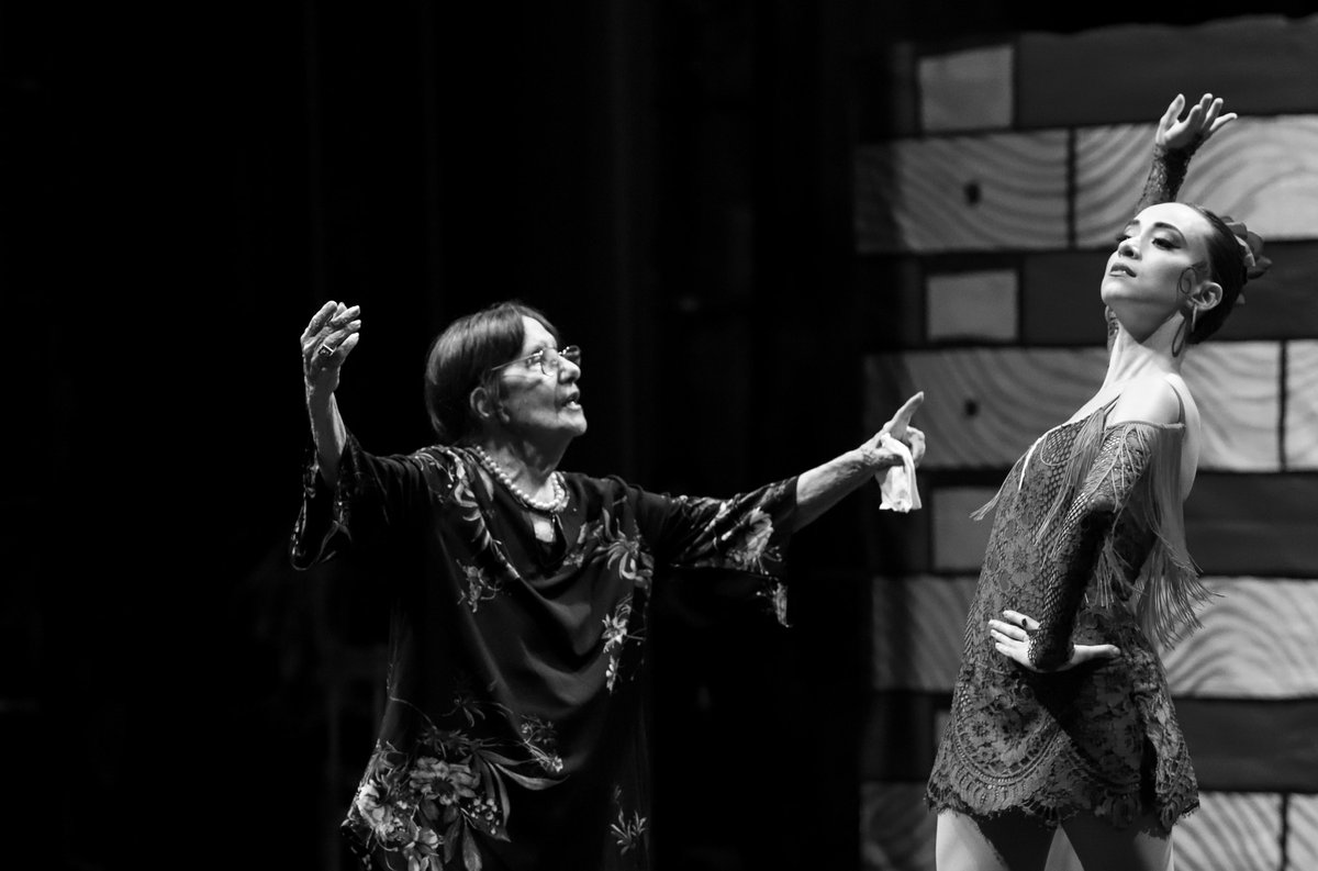 Cultura_DES's tweet photo. #DeCultura La gran maestra y precursora de la danza clásica en #ElSalvador, Alcira Alonso, falleció este miércoles, según informó la @BalletSV «Honremos su memoria como ella siempre nos lo dijo: bailando con el corazón y el alma», escribieron al comunicar la noticia. 📸 Cortesía. https://t.co/AclZ6xoDKZ