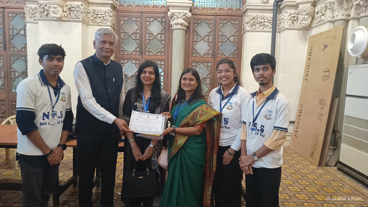 NSS__SCOE's tweet photo. 𝐍𝐒𝐒 unit of @NSS__SCOE has been 𝐟𝐞𝐥𝐢𝐜𝐢𝐭𝐚𝐭𝐞𝐝 𝐛𝐲 𝐭𝐡𝐞 @Uni_Mumbai for the contribution in Blood Donation Camps in the presence of 𝐒𝐡𝐫𝐞𝐞. 𝐑𝐚𝐯𝐢𝐧𝐝𝐫𝐚 𝐊𝐮𝐥𝐤𝐚𝐫𝐧𝐢 (𝐕𝐢𝐜𝐞 𝐂𝐡𝐚𝐧𝐜𝐞𝐥𝐥𝐨𝐫, 𝐌𝐮𝐦𝐛𝐚𝐢 𝐔𝐧𝐢𝐯𝐞𝐫𝐬𝐢𝐭𝐲) https://t.co/d23kkvzhtY