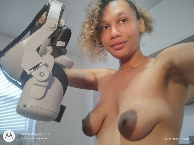 Good morning, come see me box naked in VR this morning. Link will be in the comments. 🥺 https://t.co