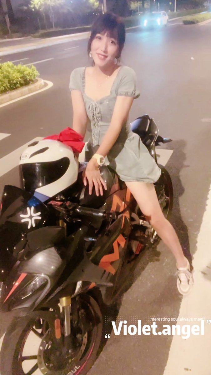 Biker girl ! 低垂的肉根 即使胯他人下承欢 依然喜爱机车的酷炫 台风天就当个追风少妇吧！ #人妖 #露出 #男の娘 #ts #丝袜 #第三性 #sissy #shemale #女装子 #伪娘 #ladyboy #newhalf #人妻 #에비뉴인생_개이득_에이비식스 #我老公变成了妓女