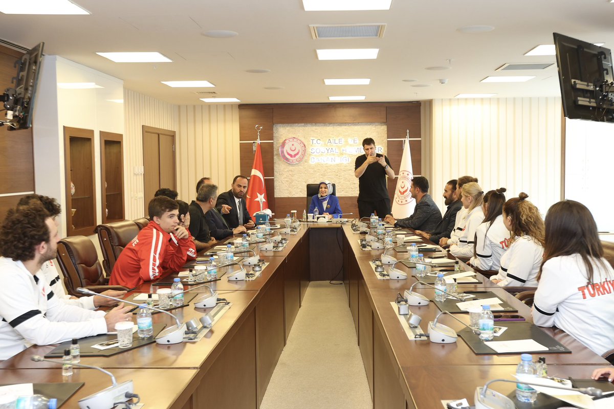 MahinurOzdemir's tweet photo. Başarılarıyla bizleri her daim gururlandıran İşitme Engelliler Milli Voleybol Takımlarımız ve Badminton oyuncularımız Bakanlığımızda misafirimizdi. 

Yeni derece ve ödüllerle tekrar görüşmek üzere sözleştik. 💪🏻🇹🇷 https://t.co/31LnSx5IvF