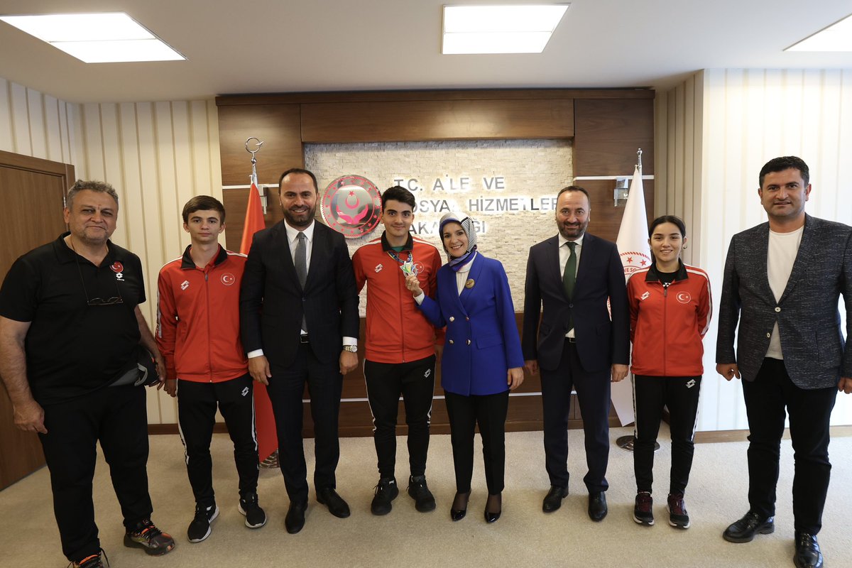 MahinurOzdemir's tweet photo. Başarılarıyla bizleri her daim gururlandıran İşitme Engelliler Milli Voleybol Takımlarımız ve Badminton oyuncularımız Bakanlığımızda misafirimizdi. 

Yeni derece ve ödüllerle tekrar görüşmek üzere sözleştik. 💪🏻🇹🇷 https://t.co/31LnSx5IvF