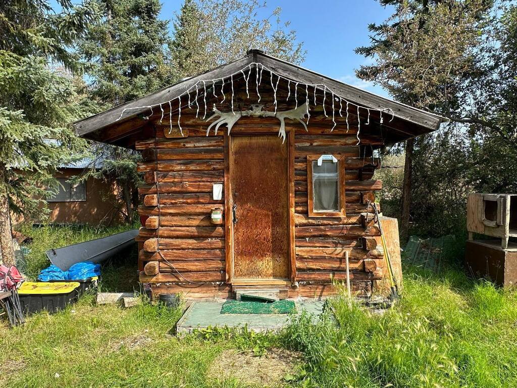 Timothy_Hughes's tweet photo. A typical Mushers cabin - Bettles Lodge - Alaska #fairbanks #fairbanksalaska #travel #USA #usatravel #roadtrip #holiday #holidays #vacation  #vacationmode #vacationtime #roadtripusa #usaroadtrip #alaska #alaskaadventure #bettleslodge #musher #musherlife … https://t.co/Xq00O7vrWO https://t.co/S0Pm8GipnE