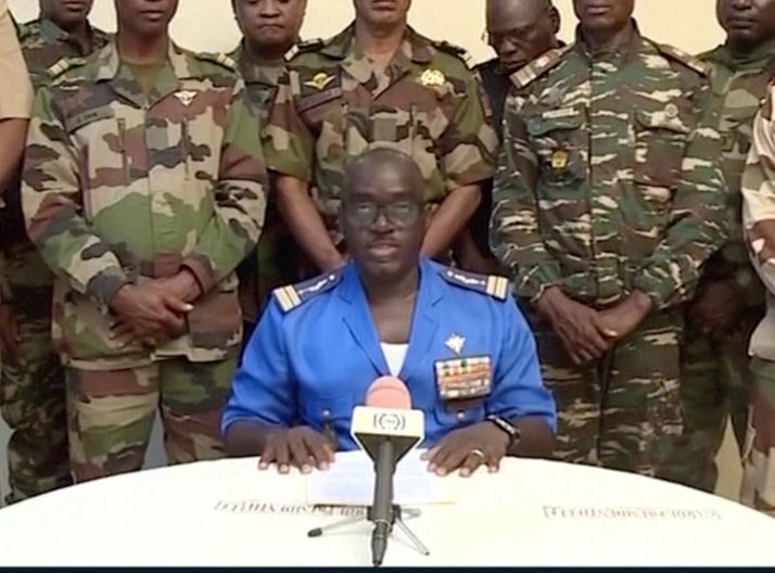 Bin ich eigentlich der Einzige, der sich gefragt hat, warum da in der Mitte eine geschminkte Fummeltriene sitzt? #niger