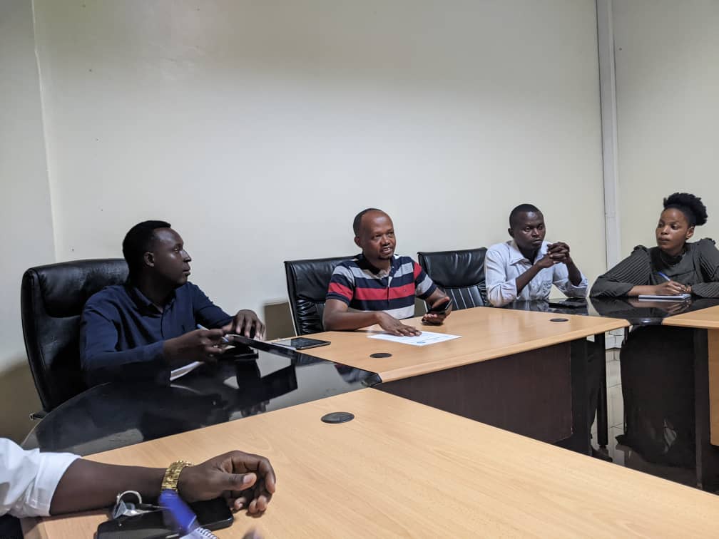 #birikuba mucyumba gito cy'inama cy'umurenge wa @kimironkosector6 hari kubera inama ya commitee nyobozi y'urubyiruko mubyiciro byose (NYC,Youth volunteers,n'urugaga rushamikiye kumuryango wa FPR inkotanyi  barikwigira hamwe kubyateza imbere urubyiruko .<a href="/GasaboYouth/">Gasabo Youth Council</a>