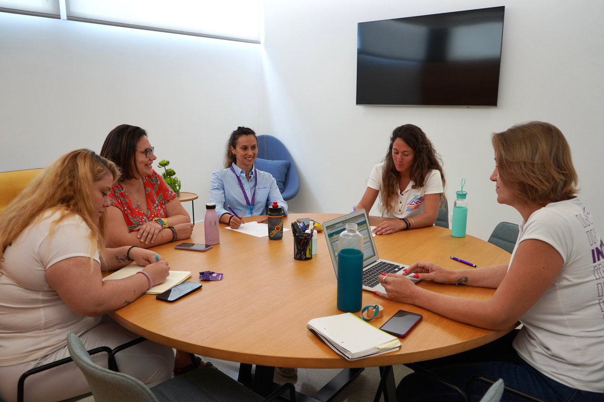 ConectaBalear's tweet photo. Mañana de formación con parte de nuestro #TeamConecta. 👩🏻💻
Hoy ha sido el turno del equipo de atención al cliente, que se ha puesto al día de las novedades y optimizaciones en los procedimientos internos para seguir trabajando en ofrecer un servicio y soporte de calidad. 💜🔝 https://t.co/LbIs1X65mq