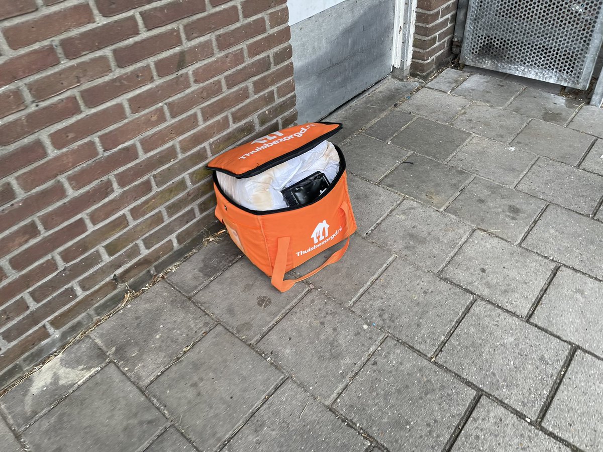 DiftarEnschede's tweet photo. @Gem_Enschede @TwenteMilieu @Handhaving053 doe er iets aan of schaf het #Diftar af
Dit kost meer dan dat het oplevert en beter voor het milieu is het al helemaal niet!

Laat staan de ergernis die het kost van de bewoners die er tegen aan MOETEN kijken

om je kapot te schamen https://t.co/hvxisRSyoq