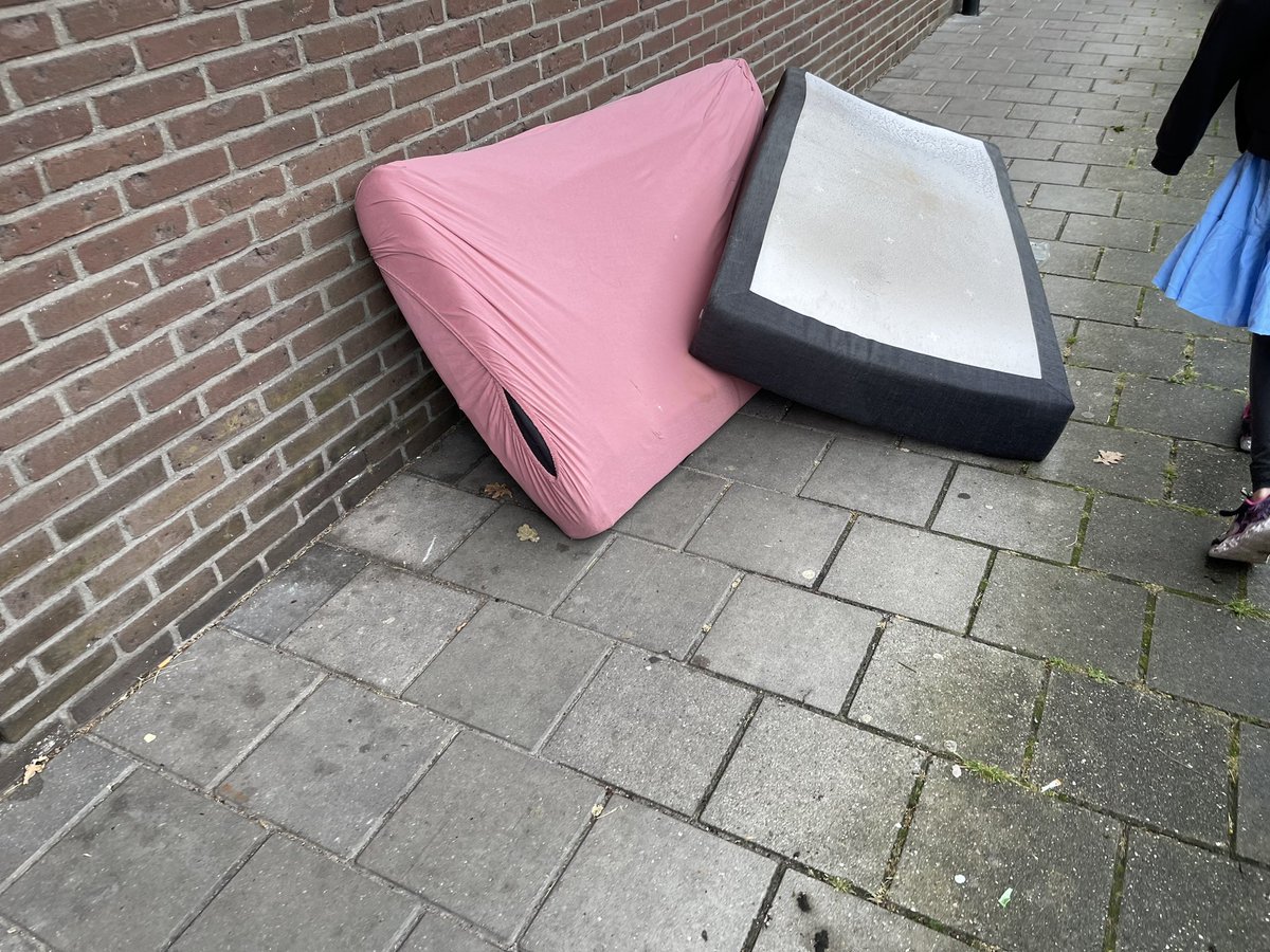 DiftarEnschede's tweet photo. @Gem_Enschede @TwenteMilieu @Handhaving053 doe er iets aan of schaf het #Diftar af
Dit kost meer dan dat het oplevert en beter voor het milieu is het al helemaal niet!

Laat staan de ergernis die het kost van de bewoners die er tegen aan MOETEN kijken

om je kapot te schamen https://t.co/hvxisRSyoq