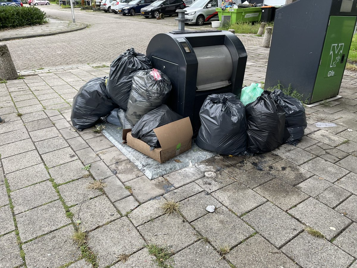 DiftarEnschede's tweet photo. @Gem_Enschede @TwenteMilieu @Handhaving053 doe er iets aan of schaf het #Diftar af
Dit kost meer dan dat het oplevert en beter voor het milieu is het al helemaal niet!

Laat staan de ergernis die het kost van de bewoners die er tegen aan MOETEN kijken

om je kapot te schamen https://t.co/hvxisRSyoq
