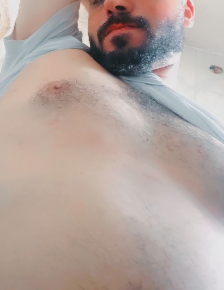 مين يمص بزازي