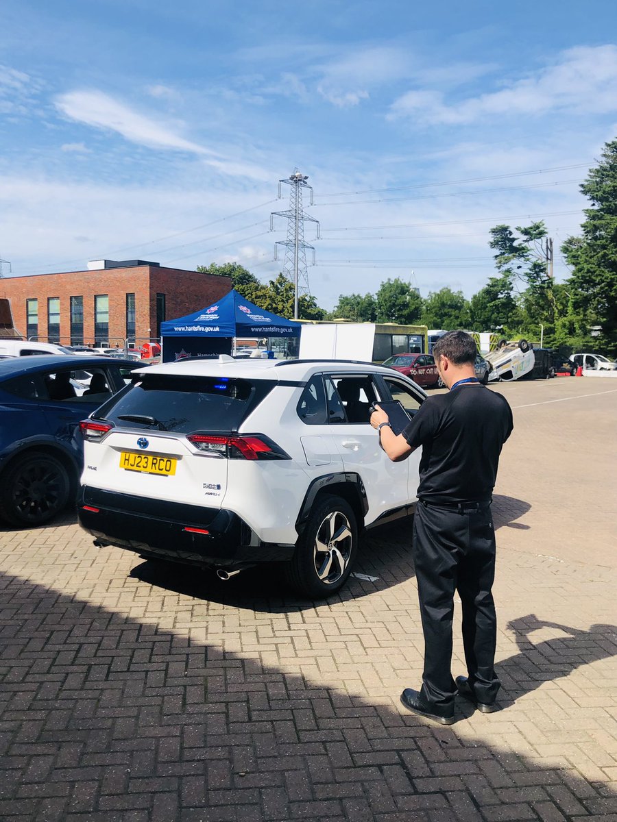 HIWFRS_LandD's tweet photo. The driver training team have held an event to talk to colleagues and provide input on electric vehicles, a great opportunity to meet people from different departments. Thank you to @HantsPolice, @Tesla for the loaning of some vehicles. #inspiringothers #reachingfurther 🚙⚡️🚙⚡️ https://t.co/Mo7MZb2joT