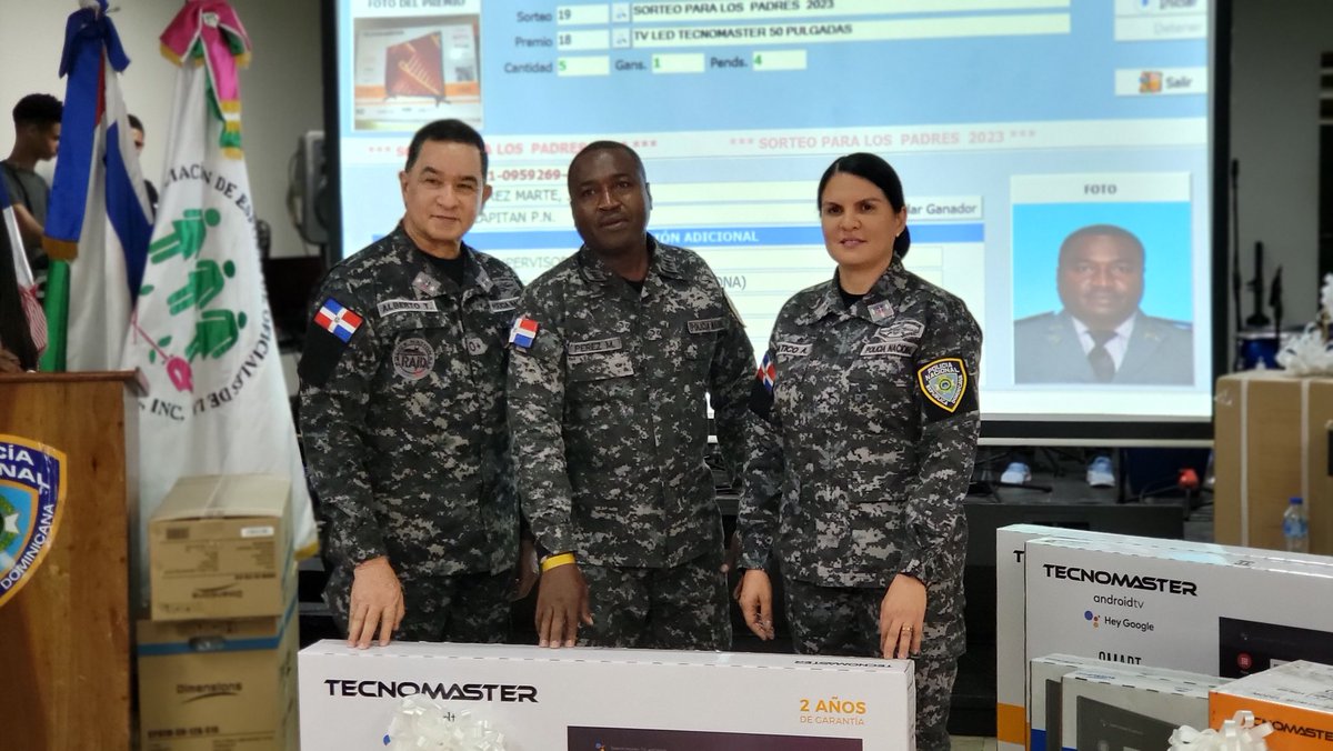 gabrielmercedez's tweet photo. Nuestro Director General de la @PoliciaRD mayor gral Eduardo Alberto Then, entrega algunos regalos de los cientos que serán entregados a los padres en la celebración a los agentes de la institución. 

@AseopnaRD @pesqueiradiego @yoel0325 @rd_policia https://t.co/e9sjgjNmtr