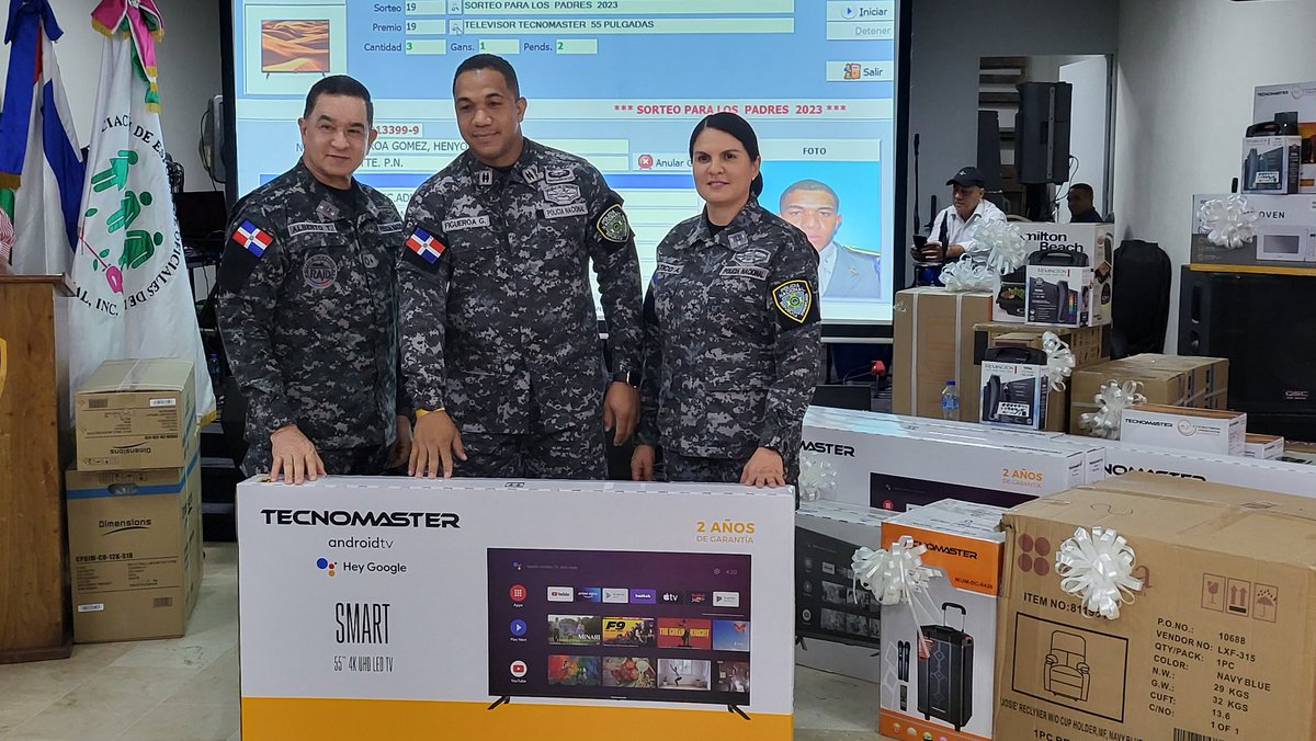 gabrielmercedez's tweet photo. Nuestro Director General de la @PoliciaRD mayor gral Eduardo Alberto Then, entrega algunos regalos de los cientos que serán entregados a los padres en la celebración a los agentes de la institución. 

@AseopnaRD @pesqueiradiego @yoel0325 @rd_policia https://t.co/e9sjgjNmtr