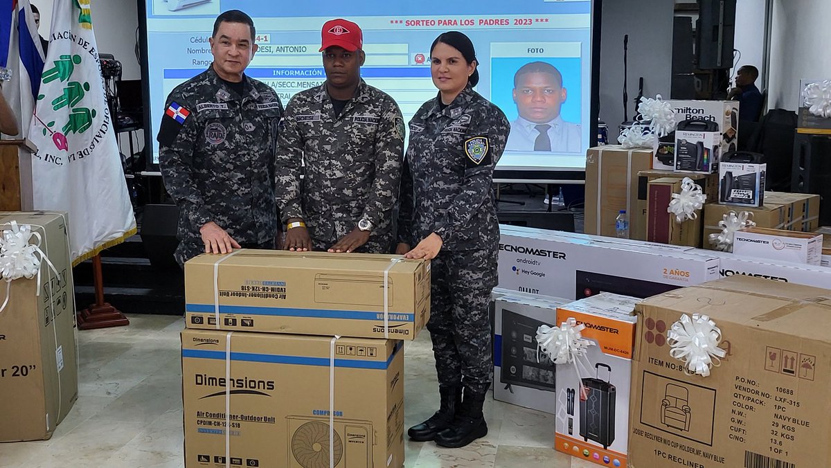 gabrielmercedez's tweet photo. Nuestro Director General de la @PoliciaRD mayor gral Eduardo Alberto Then, entrega algunos regalos de los cientos que serán entregados a los padres en la celebración a los agentes de la institución. 

@AseopnaRD @pesqueiradiego @yoel0325 @rd_policia https://t.co/e9sjgjNmtr