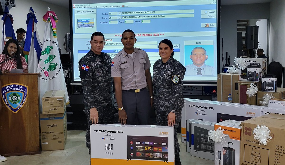 gabrielmercedez's tweet photo. Nuestro Director General de la @PoliciaRD mayor gral Eduardo Alberto Then, entrega algunos regalos de los cientos que serán entregados a los padres en la celebración a los agentes de la institución. 

@AseopnaRD @pesqueiradiego @yoel0325 @rd_policia https://t.co/e9sjgjNmtr