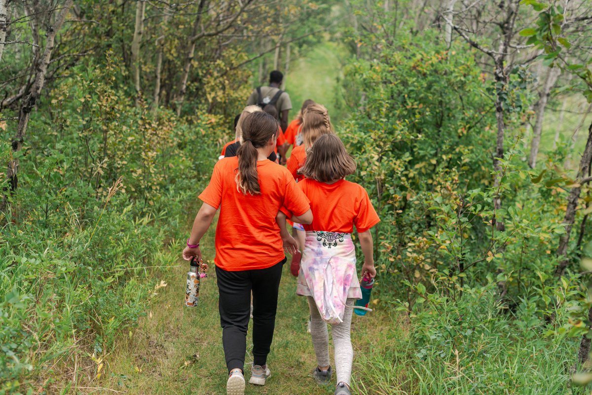 salemacres's tweet photo. We've had such a blast that time has flown by at #KidsCamp2. Our days have been packed with fun activities like #canoeing, #crafting, #hiking, taking pictures at #ThePoint, playing #widegames to collect all the colors of the rainbow, solving knot puzzles, and singing at #campfire https://t.co/qHuJgx60cd