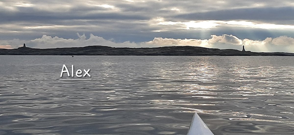 Inte bara tumlare jag träffar på havet. Paddling, jan, 2021. Tryckte av en fotoserie utan att titta. Hemma såg jag en svart prick på bilderna som flyttade sig åt vänster, de är tagna i ett svep. Ubåt? Kontakt m Marinstaben som ville ha ALLA foton. Och JA, det är ok att publicera!