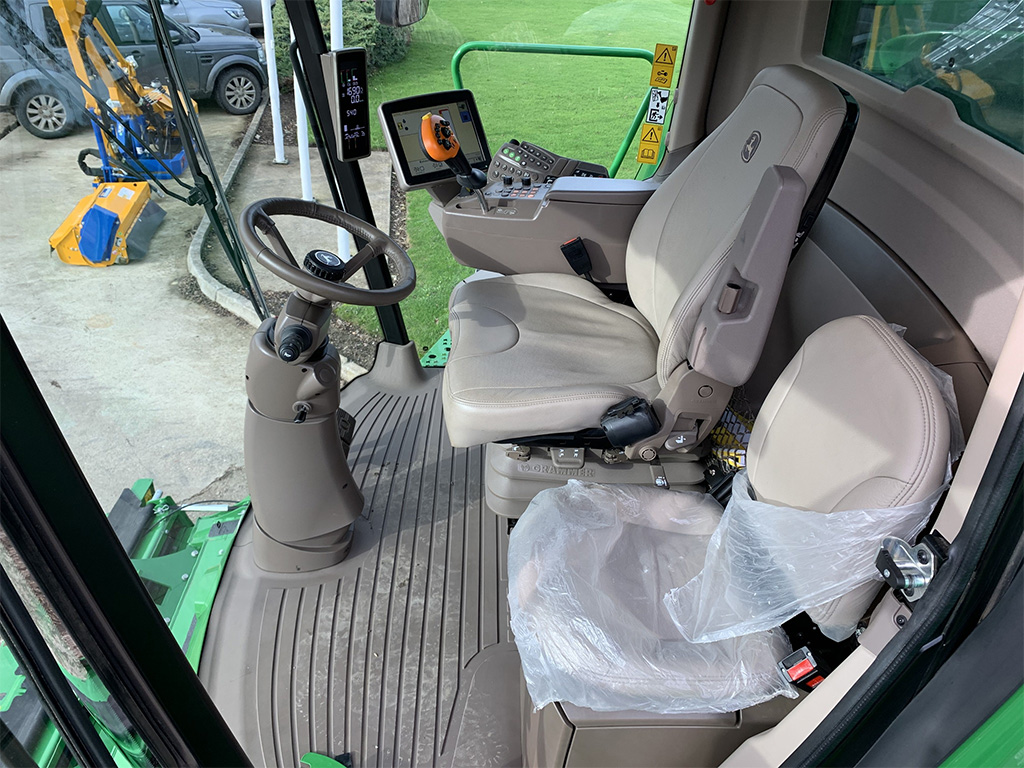 DoubledayGroup's tweet photo. Check out this used @JohnDeere T670 – a versatile and powerful combine with excellent grain and straw quality! 🌾
◼️ 2020
◼️ JD 630R header
◼️ ProDrive 40k
◼️ AutoTrac ready
Find out more - https://t.co/9SSw5EbMNP
#JohnDeere #T670 #HarvestingTime #UsedMachinery https://t.co/mmzIsKIyBr