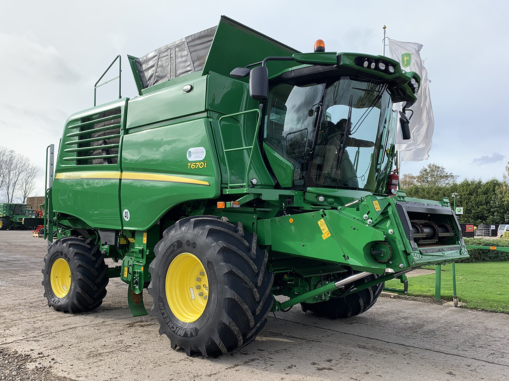 DoubledayGroup's tweet photo. Check out this used @JohnDeere T670 – a versatile and powerful combine with excellent grain and straw quality! 🌾
◼️ 2020
◼️ JD 630R header
◼️ ProDrive 40k
◼️ AutoTrac ready
Find out more - https://t.co/9SSw5EbMNP
#JohnDeere #T670 #HarvestingTime #UsedMachinery https://t.co/mmzIsKIyBr