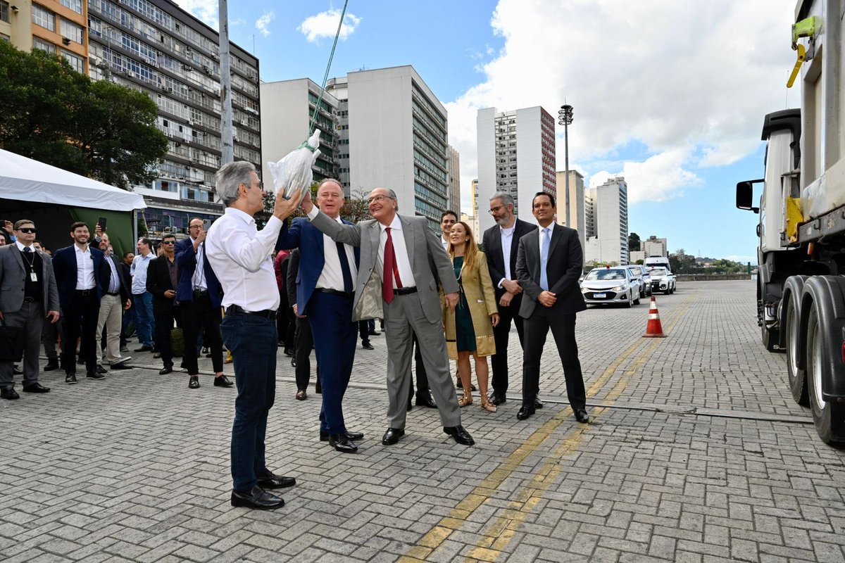 geraldoalckmin's tweet photo. Hoje o Brasil fez história: embarcamos no porto de Vitória o primeiro lote de lítio verde triplo zero do mundo. Zero carbono, zero rejeitos e zero químicos nocivos. Um novo capítulo da mineração e da agenda de desenvolvimento sustentável brasileiro. https://t.co/urHyG3AVsV