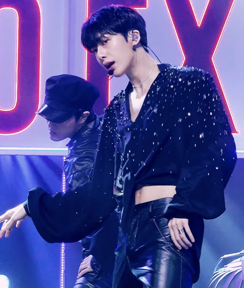 hwonpics's tweet photo. his stylist deserves a raise https://t.co/VZt3U7RSXI