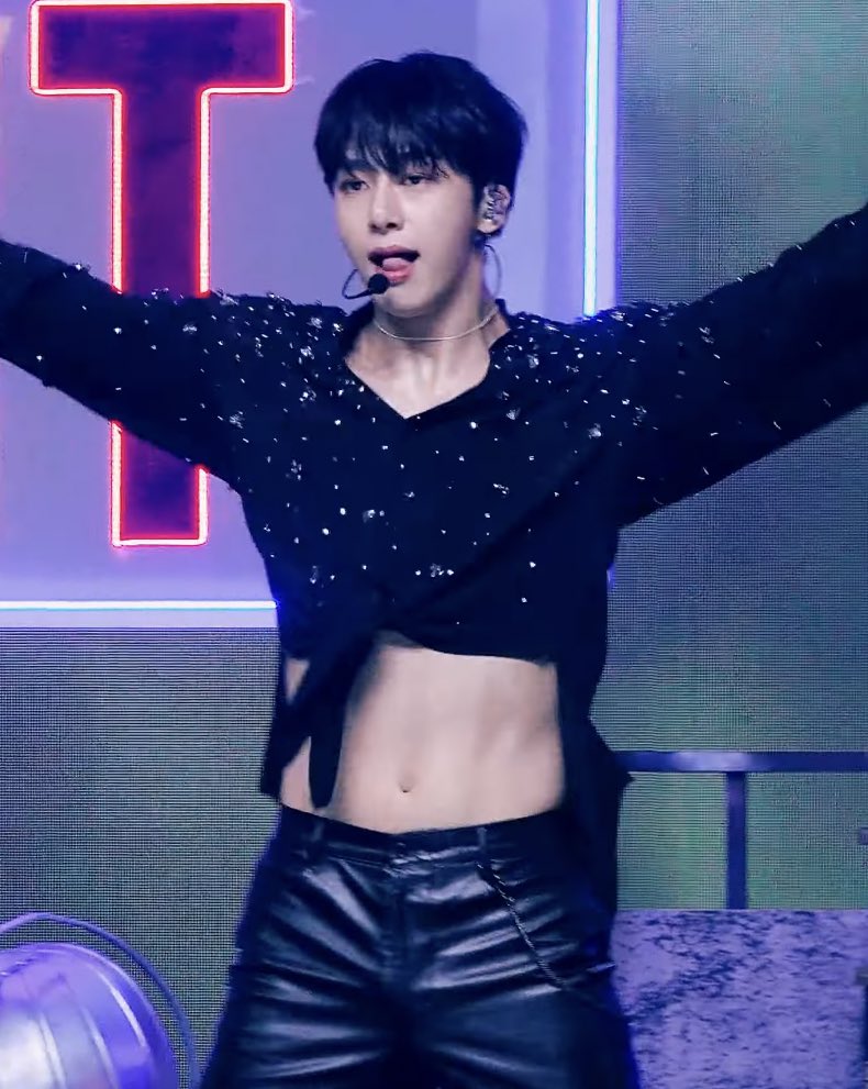 hwonpics's tweet photo. his stylist deserves a raise https://t.co/VZt3U7RSXI