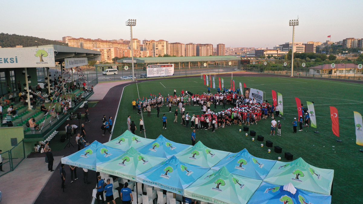 Hayri Bey; kültür, sanat ve spor alanında  yürüttüğü çalışmalarla hepimize örnek oldu. 

Onun adını yaşattığımız tesiste 22 farklı kulüpten 462 sporcunun katılımıyla düzenlediğimiz turnuvada emeği geçen herkesi yürekten kutluyorum. 🏆