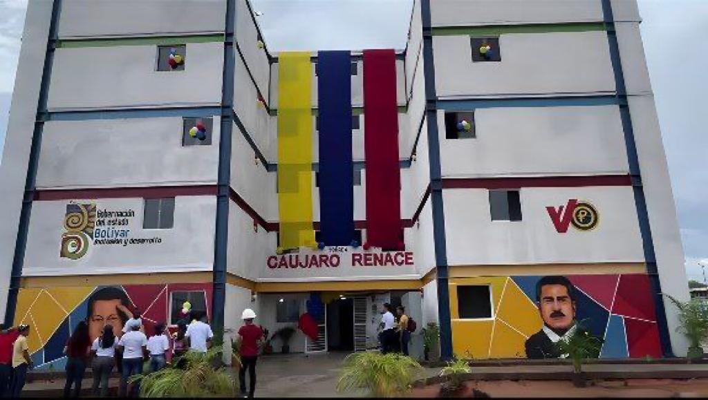 Minhvi_Oficial's tweet photo. #Entérate || 20 familias del edo. #Bolívar cumplieron su sueño de tener un hogar digno, gracias al Gobierno Bolivariano y a la #GMVV que entregó las viviendas en el Urb. Curagua II en el Mpio. Caroní #MaduroSíVa https://t.co/MHx9REJ0gj