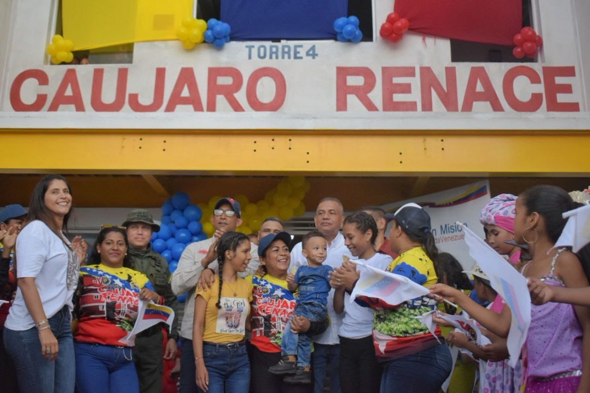 Minhvi_Oficial's tweet photo. #EnVivo📺 || Servidora Pública, Audelina López: Por más de 15 años estuve viviendo arrimada, en casa de mis suegros ,pero hoy gracias al Pdte. @NicolasMaduro y a la #GMVV ya tengo un hogar digno para el cobijo de mis hijos #MaduroSíVa https://t.co/Wq1KOjIR94