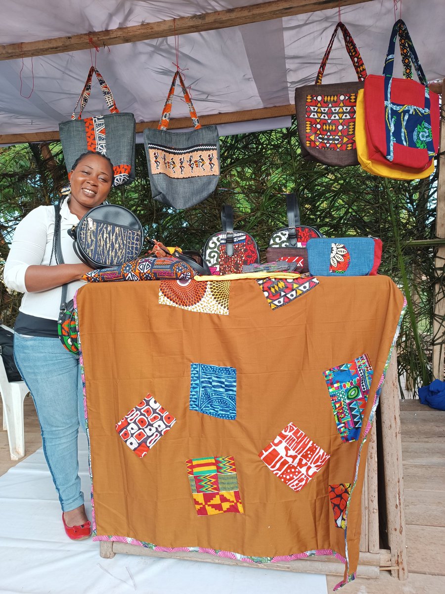 elsanjiale's tweet photo. @tadeline2000 est journaliste, chanteuse et accessoiriste de mode. Au #GPFM, elle présente ses dernières créations. Ses sacs, porte-monnaie et boucles séduisent par leur beauté et aussi les prix abordables.
#GPFM2023
#Villagedelapresse
#Journalismeculturel https://t.co/ItCl0FwMK7