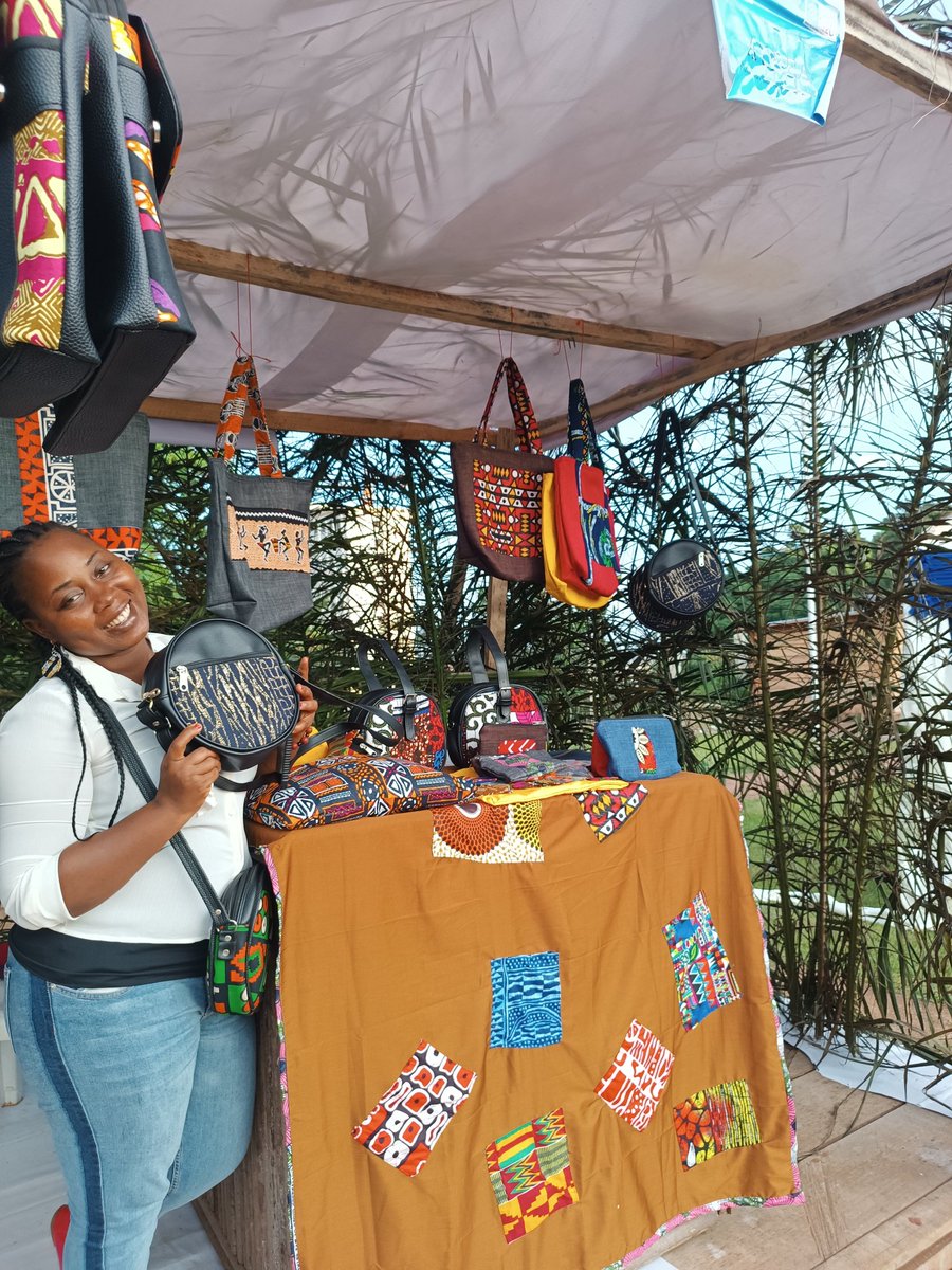 elsanjiale's tweet photo. @tadeline2000 est journaliste, chanteuse et accessoiriste de mode. Au #GPFM, elle présente ses dernières créations. Ses sacs, porte-monnaie et boucles séduisent par leur beauté et aussi les prix abordables.
#GPFM2023
#Villagedelapresse
#Journalismeculturel https://t.co/ItCl0FwMK7