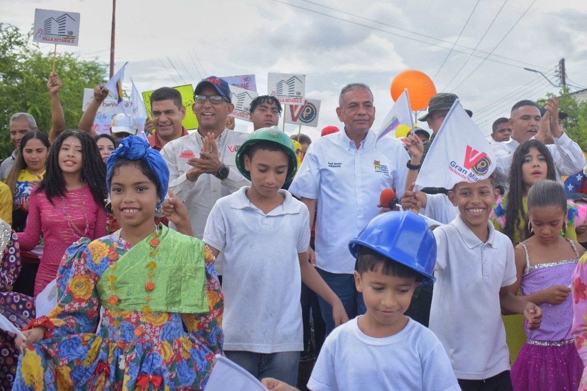 Minhvi_Oficial's tweet photo. #EnVivo📺 || Gob. @amarcanopsuv : Saludos Pdte. @NicolasMaduro el pueblo de #Bolívar le agradece por seguir impulsando la construcción de viviendas dignas, a pesar de las adversidades y sanciones continúa brindando felicidad a los venezolanos #MaduroSíVa https://t.co/Oyj8oVOrMb