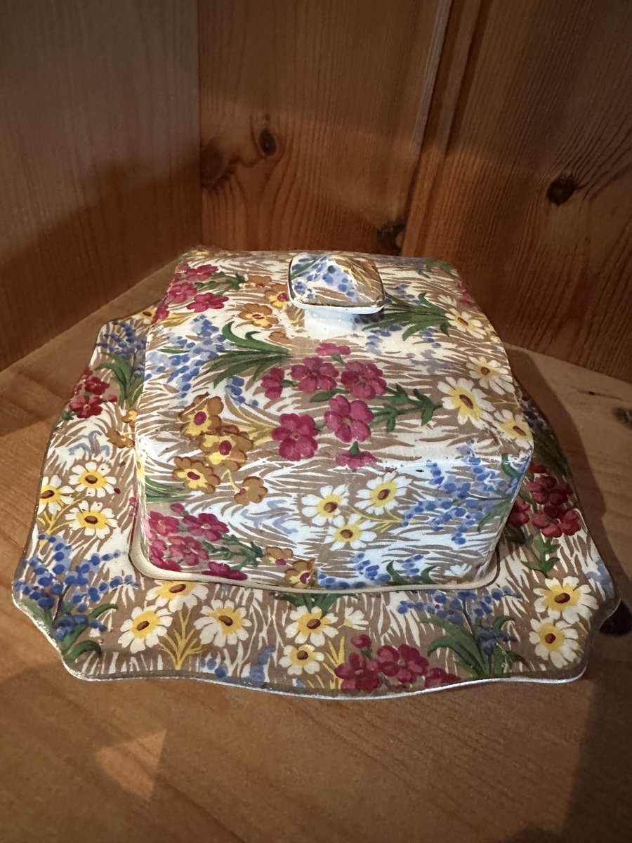 Some lovely deco china coming through atm...quality items always available.