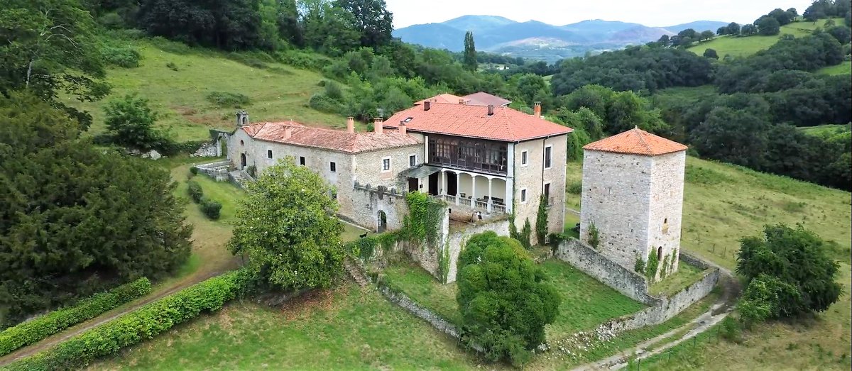 RusticasS's tweet image. Singular conjunto palacial en excelente estado de conservación.
Dispone de un terreno de 100 ha. y está situado a 18 km. de #Oviedo, en el oncejo de Grado. n9.cl/hofilp