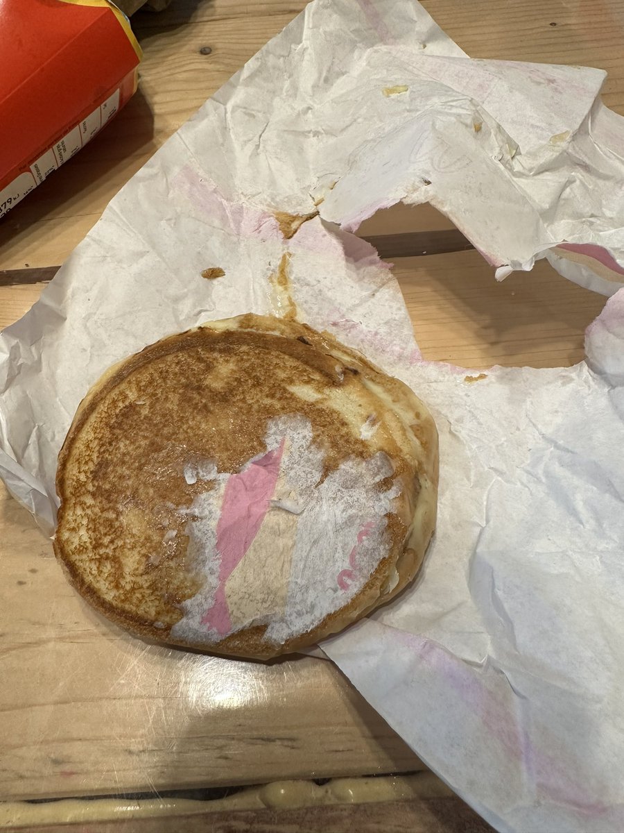 clarogabi2015's tweet photo. @McDonaldsFrance vous pouvez m’expliquer ? 

A peine reçu , direct ouvert et le papier est collé ainsi !!! 

Il date de quand ce croque ?? Vu la tronche https://t.co/vNy7T468Qj