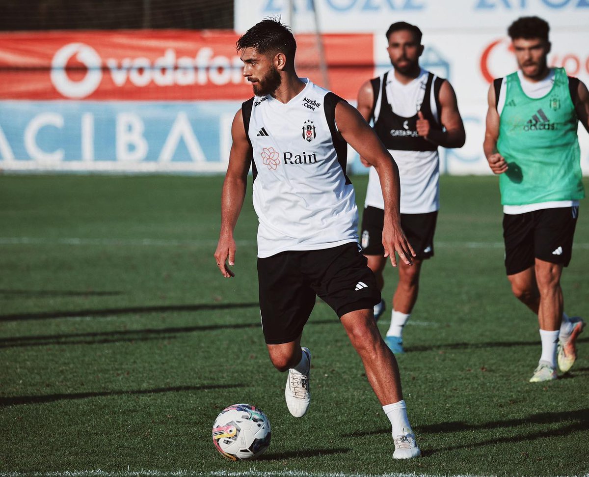 asistfubol's tweet photo. Düşün takımdaki tek orjinal kanat oyuncususun ve kadroda değilsin 🤔
#ajdinhasic #hasic #besiktas #bjkvstir https://t.co/6MKlvUbHc7