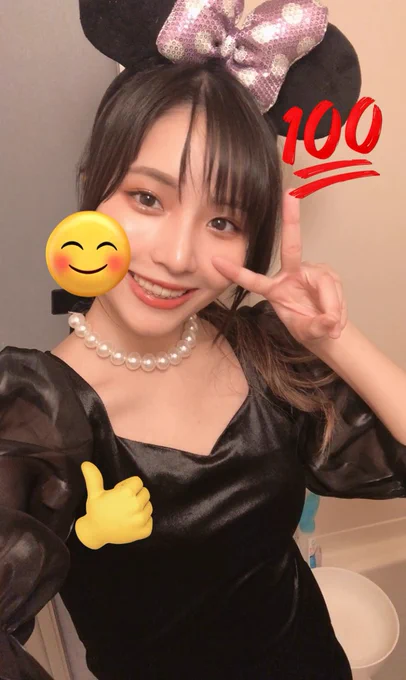 これはこないだディズニーに行こうとしたが、急遽友達が体調不良になって延期になった時の記念自撮り、盛れてるから載せとここの後ウッキウキの格好のまま、よし、作業すっか–––…と机に向かったのであった… 