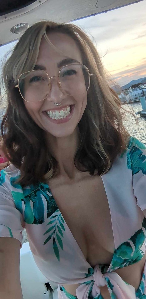 Jessilynxxo's tweet photo. Loving the heat of the summer 🌞 #grannyglasses https://t.co/XdBkh0jMXk