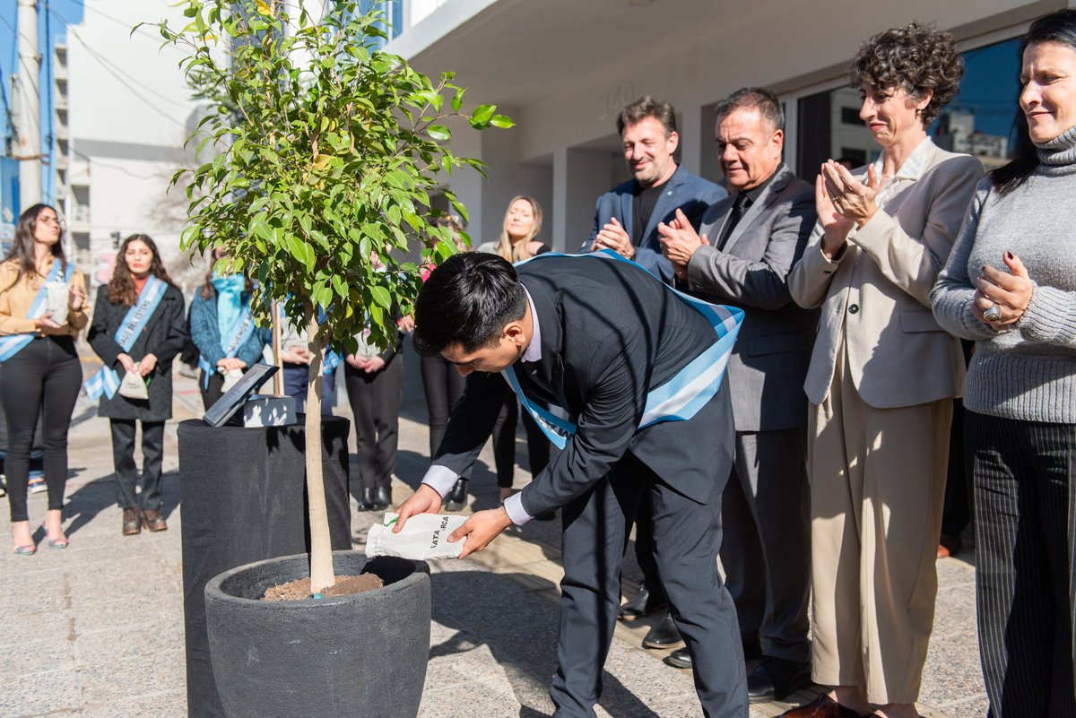rossomlaura's tweet photo. 🌳Vivimos la 9va edición del Árbol de la Convivencia  en #Neuquén como símbolo de unión y respeto

La iniciativa de Universidad, @LaSiglo21, reunió a 24 estudiantes de todo el país, representantes de cada provincia, quienes son embajadores de su cultura y tradiciones. https://t.co/fWX65HR4UT