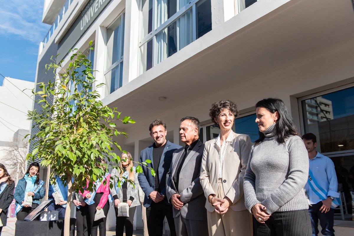 rossomlaura's tweet photo. 🌳Vivimos la 9va edición del Árbol de la Convivencia  en #Neuquén como símbolo de unión y respeto

La iniciativa de Universidad, @LaSiglo21, reunió a 24 estudiantes de todo el país, representantes de cada provincia, quienes son embajadores de su cultura y tradiciones. https://t.co/fWX65HR4UT