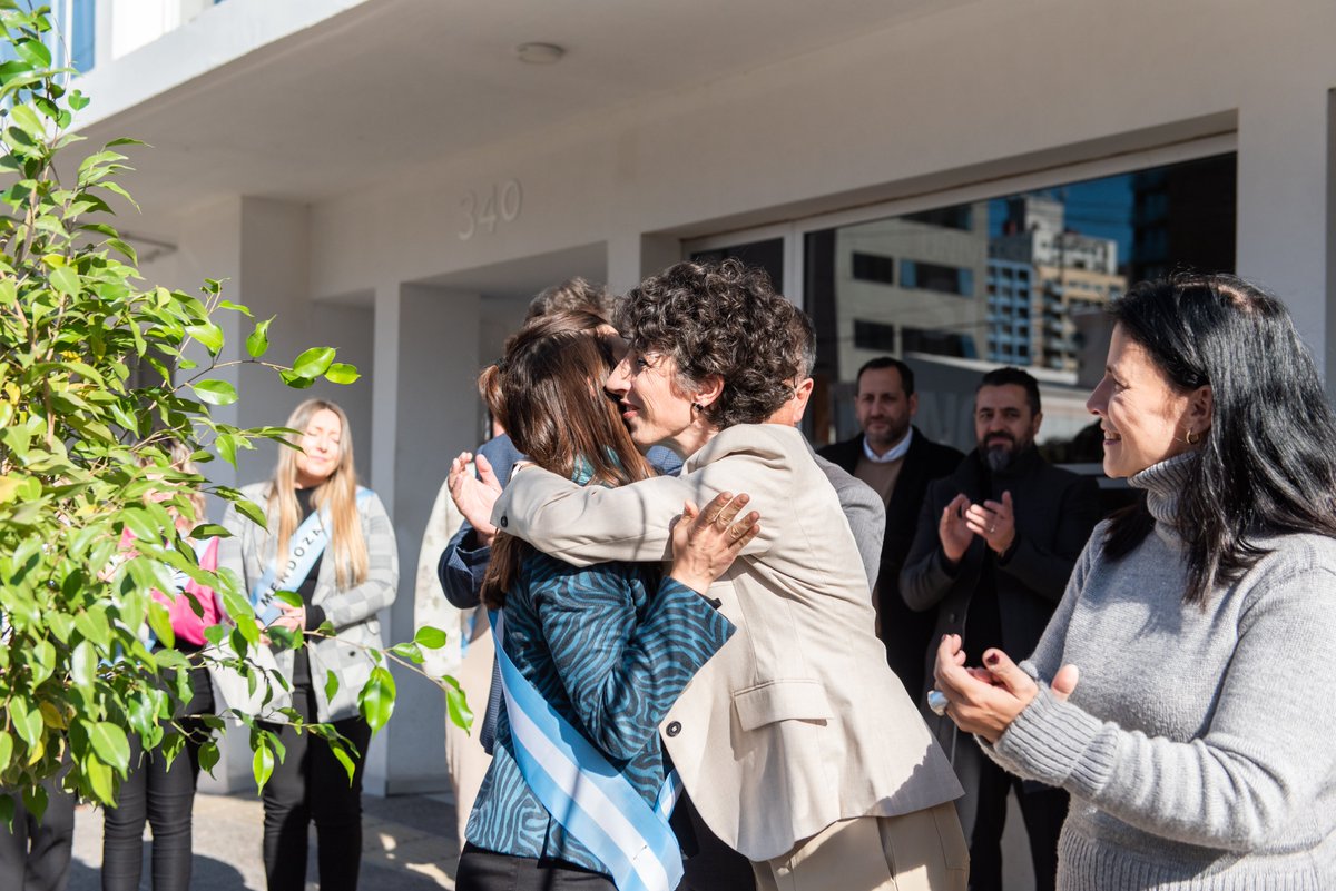 rossomlaura's tweet photo. 🌳Vivimos la 9va edición del Árbol de la Convivencia  en #Neuquén como símbolo de unión y respeto

La iniciativa de Universidad, @LaSiglo21, reunió a 24 estudiantes de todo el país, representantes de cada provincia, quienes son embajadores de su cultura y tradiciones. https://t.co/fWX65HR4UT