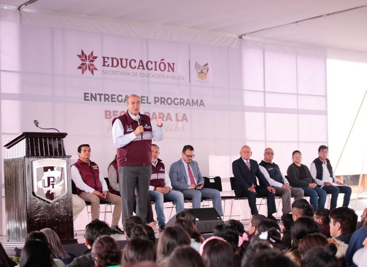 SEPHidalgo's tweet photo. Esta mañana el secretario @natycastrejonv se reunió con las comunidades educativas de la @UPTulancingo, @utec_tgo, @UICEH, #UPNH sedes: Tenango y Tulancingo y @utec_tgo sede: Huehuetla, para hacerles entrega de las #BecasParaLaTransformación un apoyo más del gobierno de @juliomenchaca_ para cumplir con su palabra de ayudar a las familias. 

Continuemos trabajando con esfuerzo y dedicación, ya que nuestra transformación está en marcha y juntos habremos de lograrla, somos un gobierno que entrega resultados para dignificar y mejorar la calidad de vida de las y los hidalguenses. 

#PrimeroEIPueblo 
#PrimeroLaEducación 
#ResultadosQueMejoranVidas