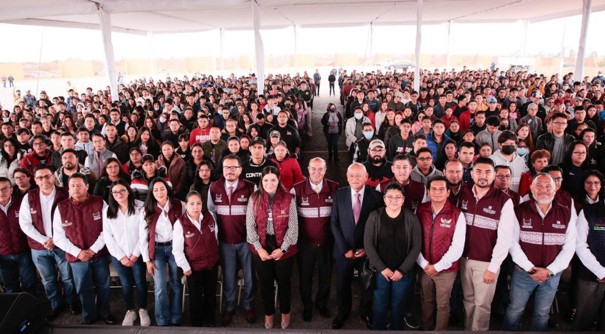SEPHidalgo's tweet photo. Esta mañana el secretario @natycastrejonv se reunió con las comunidades educativas de la @UPTulancingo, @utec_tgo, @UICEH, #UPNH sedes: Tenango y Tulancingo y @utec_tgo sede: Huehuetla, para hacerles entrega de las #BecasParaLaTransformación un apoyo más del gobierno de @juliomenchaca_ para cumplir con su palabra de ayudar a las familias. 

Continuemos trabajando con esfuerzo y dedicación, ya que nuestra transformación está en marcha y juntos habremos de lograrla, somos un gobierno que entrega resultados para dignificar y mejorar la calidad de vida de las y los hidalguenses. 

#PrimeroEIPueblo 
#PrimeroLaEducación 
#ResultadosQueMejoranVidas