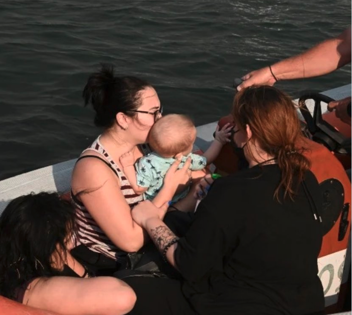 Φωτογραφία από τη Νέα Αγχίαλο, όπου σήμερα κατέρρευσε κυριολεκτικά το κράτος.
Ναι, τόσο γρήγορα παίρνεις λιγοστά υπάρχοντα και το μωρό αγκαλιά, μπαίνοντας σε μια βάρκα για να σωθείς.
#Βόλος #φωτιές