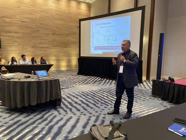 SIACSoftware's tweet photo. El ingeniero Eduardo Arreola, comparte con nuestros clientes un taller técnico en el que podrán aprender la generación y explotación de reportes para información a consejo, en el marco del 𝟵° 𝗘𝗻𝗰𝘂𝗲𝗻𝘁𝗿𝗼 𝗱𝗲 𝗨𝘀𝘂𝗮𝗿𝗶𝗼𝘀 𝗦𝗜𝗔𝗖. https://t.co/NqduXnzpXF