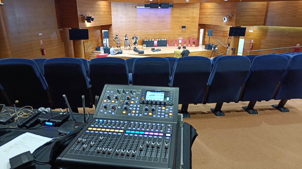 SIPT_umh's tweet photo. 🔴¡Estamos en directo! Acto de entrega de las distinciones CINCO LUSTROS #umh @UniversidadMH 
https://t.co/v3YUqF4UXU https://t.co/jWaE7fTRAn