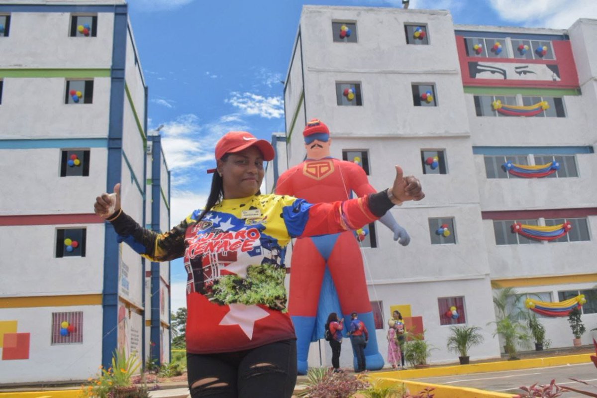 Minhvi_Oficial's tweet photo. #EnVivo📺 || Vocera de UBCh, Yulia Borjas : Estás viviendas son confortables con tres habitaciones, dos baños, sala, cocina y además percibimos los beneficios otorgados por el @CarnetDLaPatria #MaduroSíVa https://t.co/U1zJ7Ul6Ql